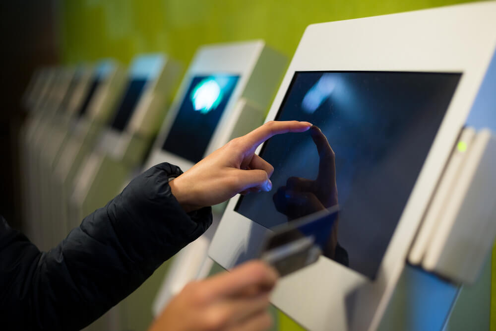 株式会社アルメックス、ホテル向け自動チェックイン/アウト機「KIOSK」を開発。多種類の決済に対応。
