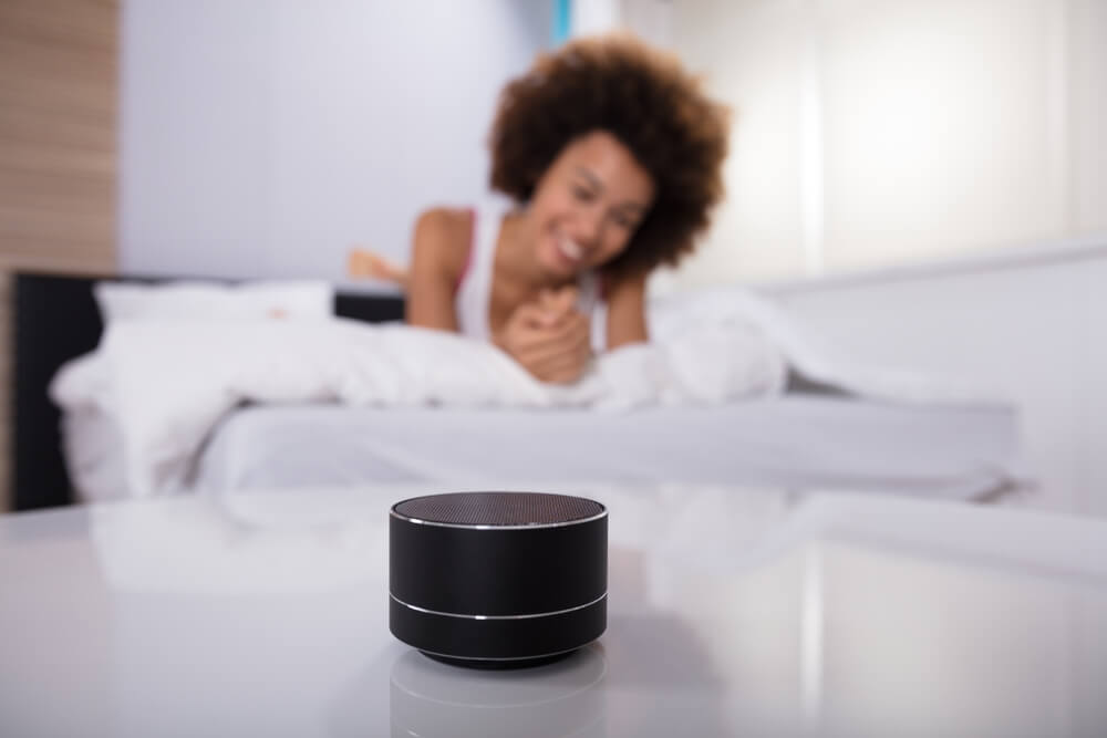「HOTEL EMIT SHIBUYA」にAIスピーカーを導入、最大17言語に対応可能