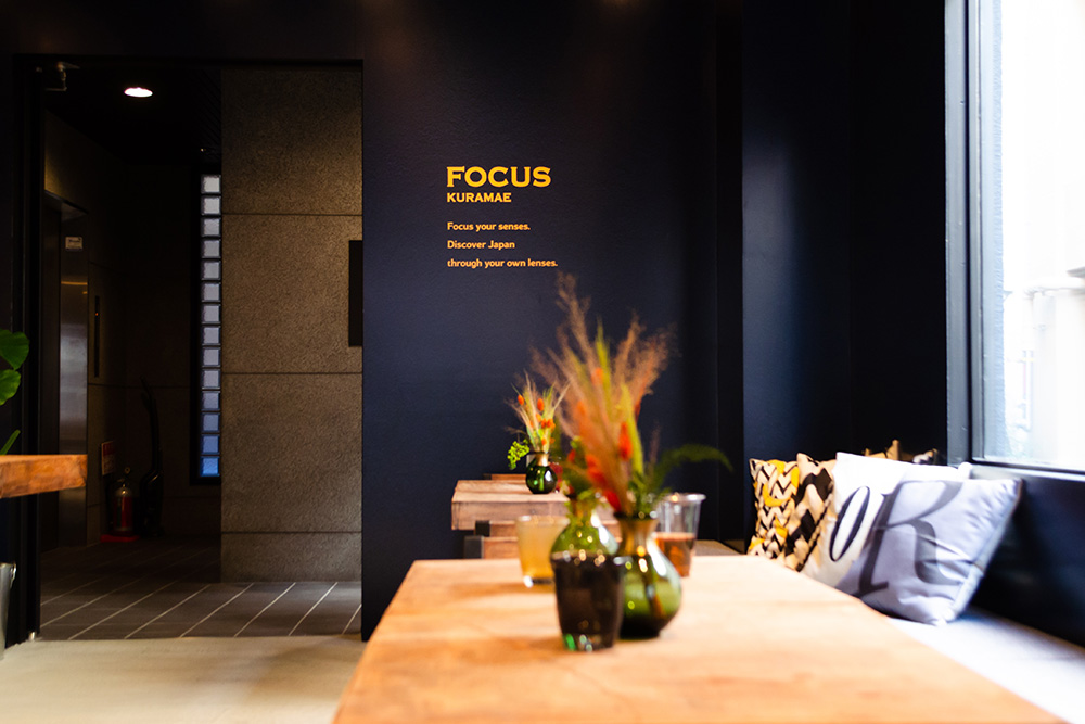 旅の思い出の瞬間にFOCUSし、その世界感を共有し合う。PLAY&coの新たな宿泊施設「FOCUS KURAMAE」が10月26日にオープン