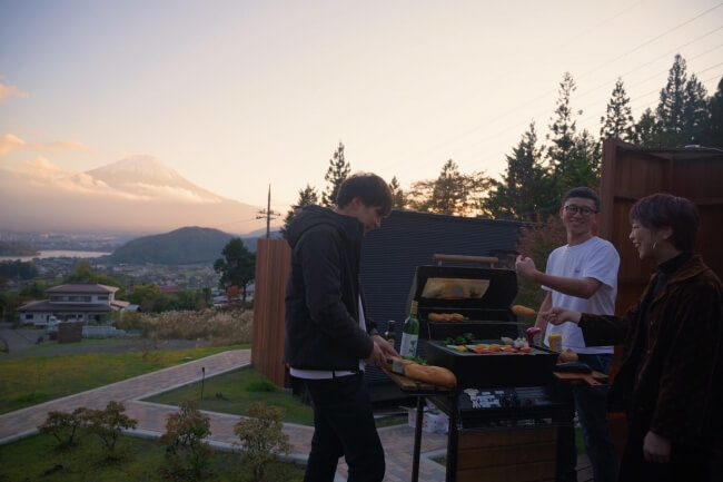 富士山と河口湖の絶景を楽しめるグランピング施設「Dot Glamping」開業、サウナも建設中