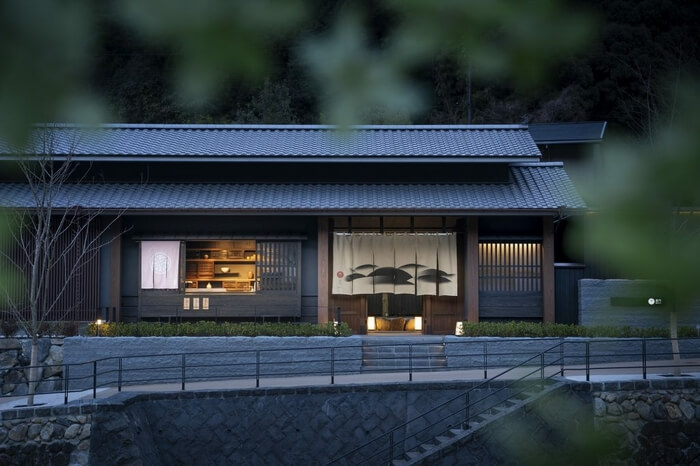 「藩主の御茶屋屋敷」がテーマの「星野リゾート 界 長門」開業、温泉街の“そぞろ歩き”を楽しめるカフェを併設
